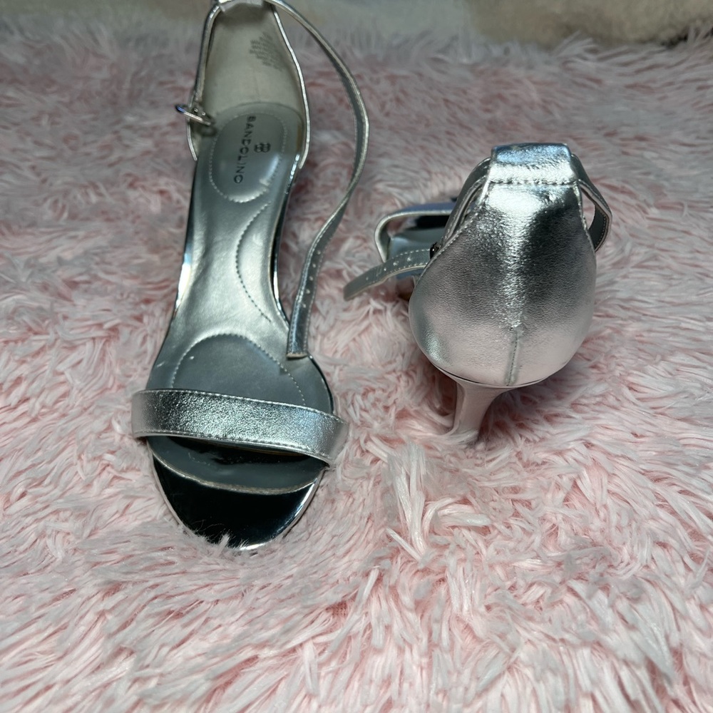 Silver Bandolino short heel sandal. New never been worn. Size 7.5